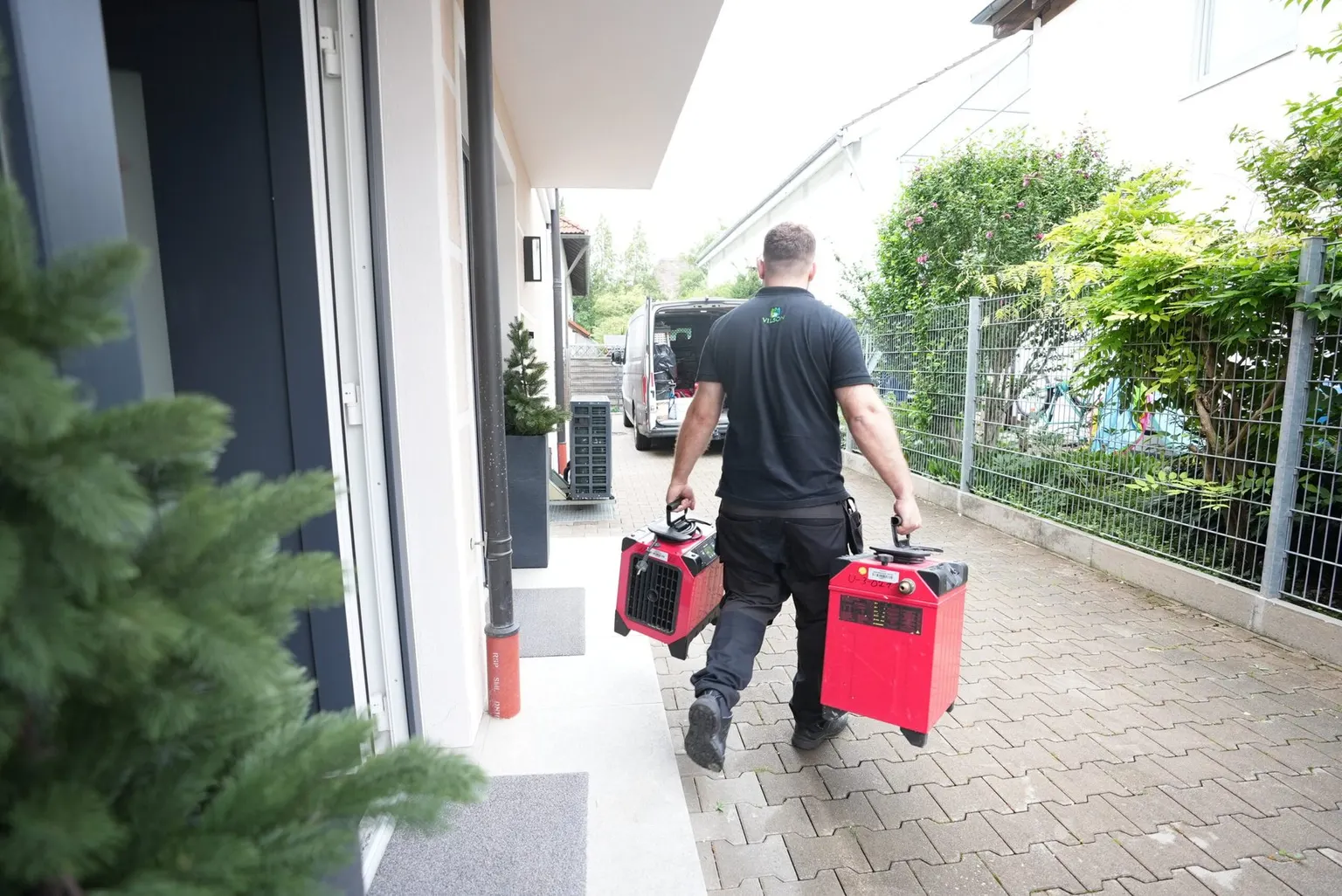 Vilson-Techniker bringt Trocknungsgeräte zum Einsatz