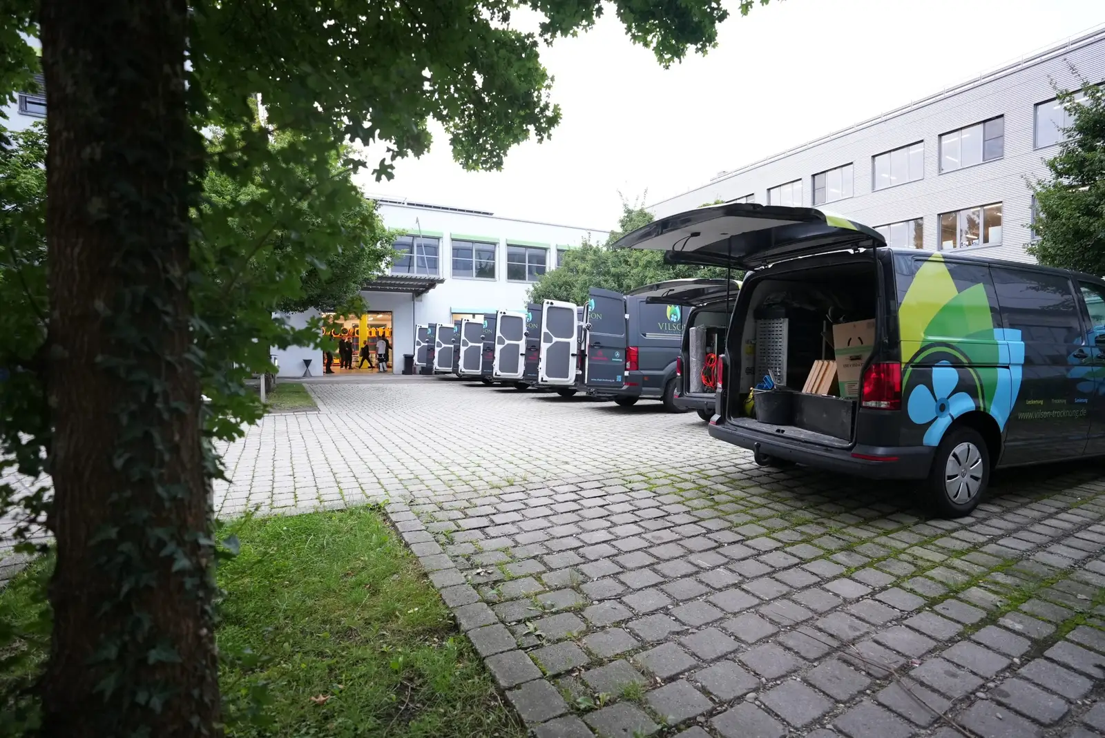 Einsatzfahrzeuge von Vilson Trocknung vor dem Firmensitz