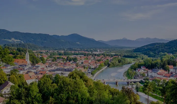 Bad Tölz vor Voralpenkulisse