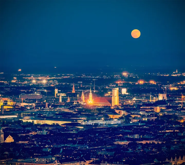 Münchner Skyline bei Nacht – Einsatzgebiet von Vilson Karlsfeld