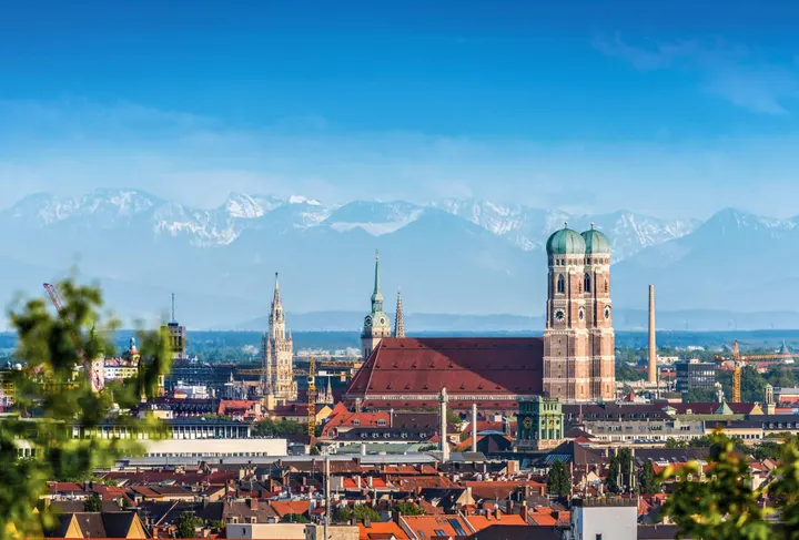 Münchner Altstadt mit Frauenkirche vor Alpenpanorama