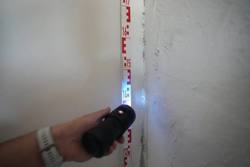 Vilson-Techniker misst die Wandfeuchte