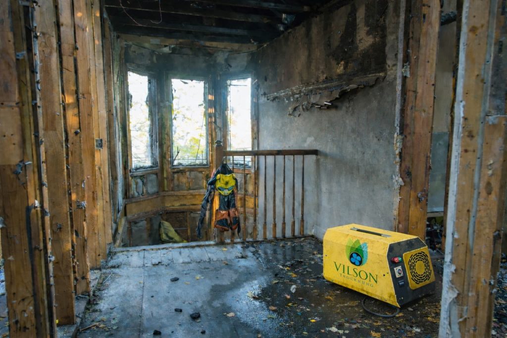 Ozongerät im Einsatz nach Brandschaden zur Geruchsneutralisierung