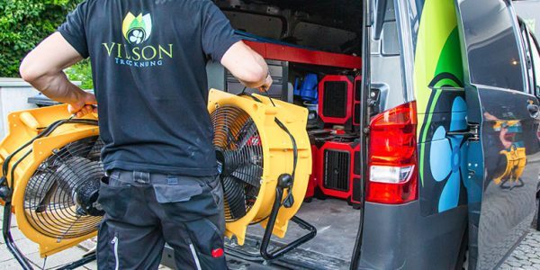 Techniker bei der Bautrocknung mit professionellen Trocknungsgeräten