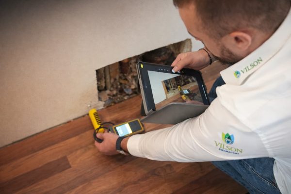 Techniker bei der Feuchtigkeitsmessung zur Leckortung im Wand- und Bodenbereich