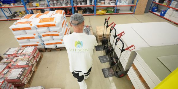 Sanierungmitarbeiter im Lager